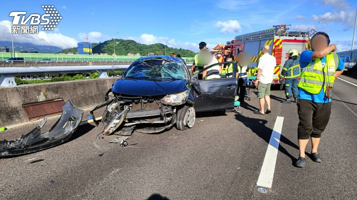 快訊／國道1號連環事故！疑未保持車碰撞後翻覆　1家3口送醫搶救