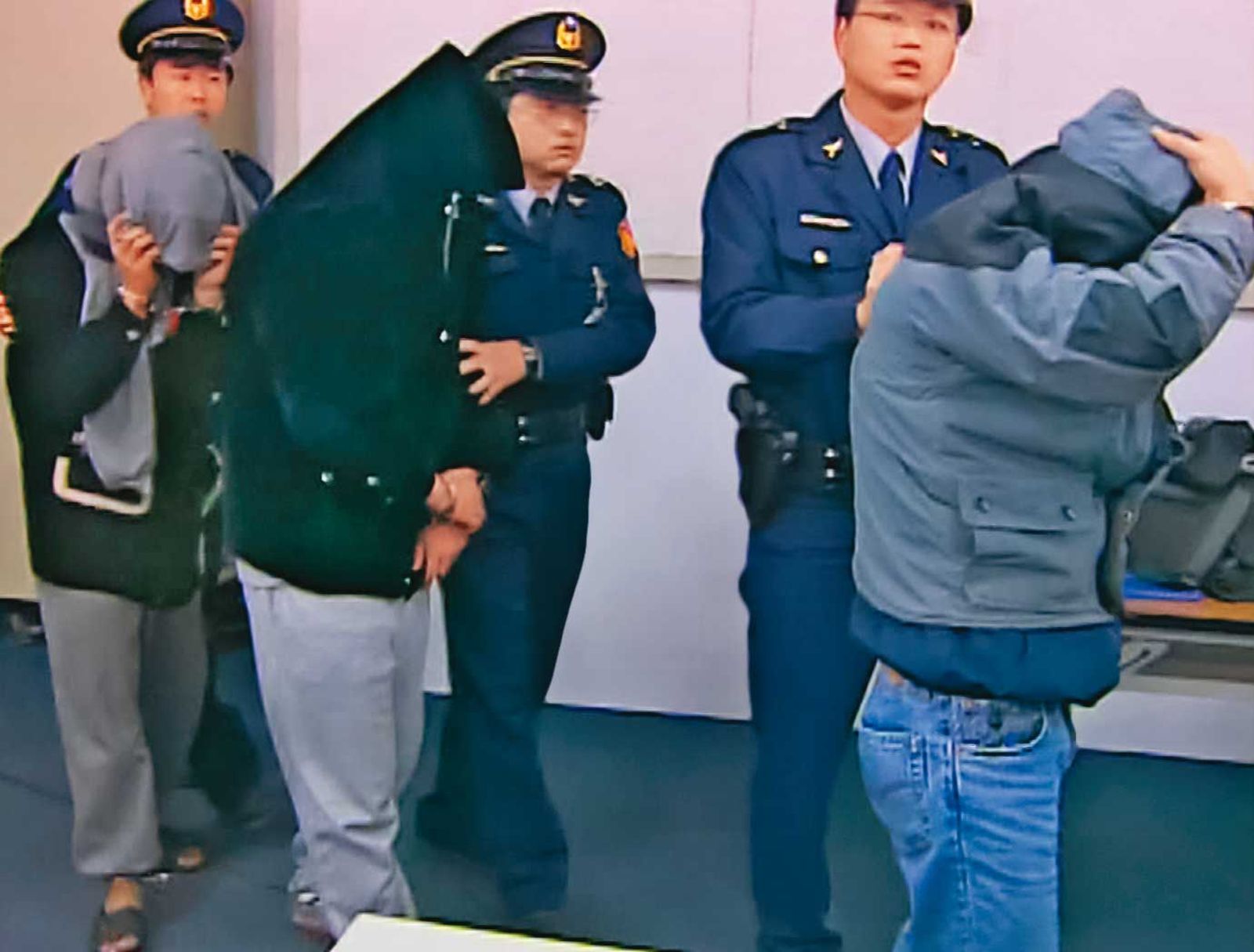 警方以協助調查的名義,將張鎮興等3人從新北帶回台中偵訊。(圖/東森新聞提供)