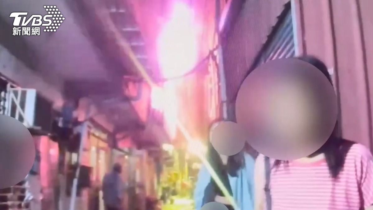 警方到場協助疏散。(圖/TVBS)