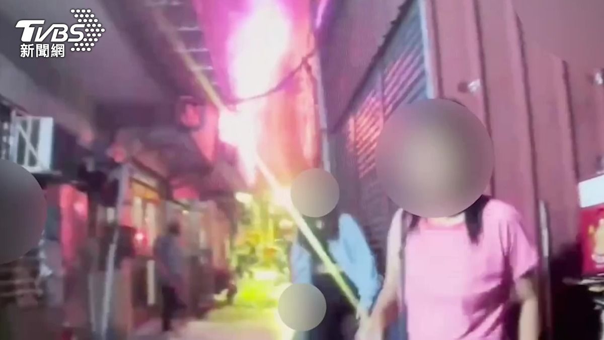 警消人員到場時2樓冒出猛烈火勢。(圖/TVBS)
