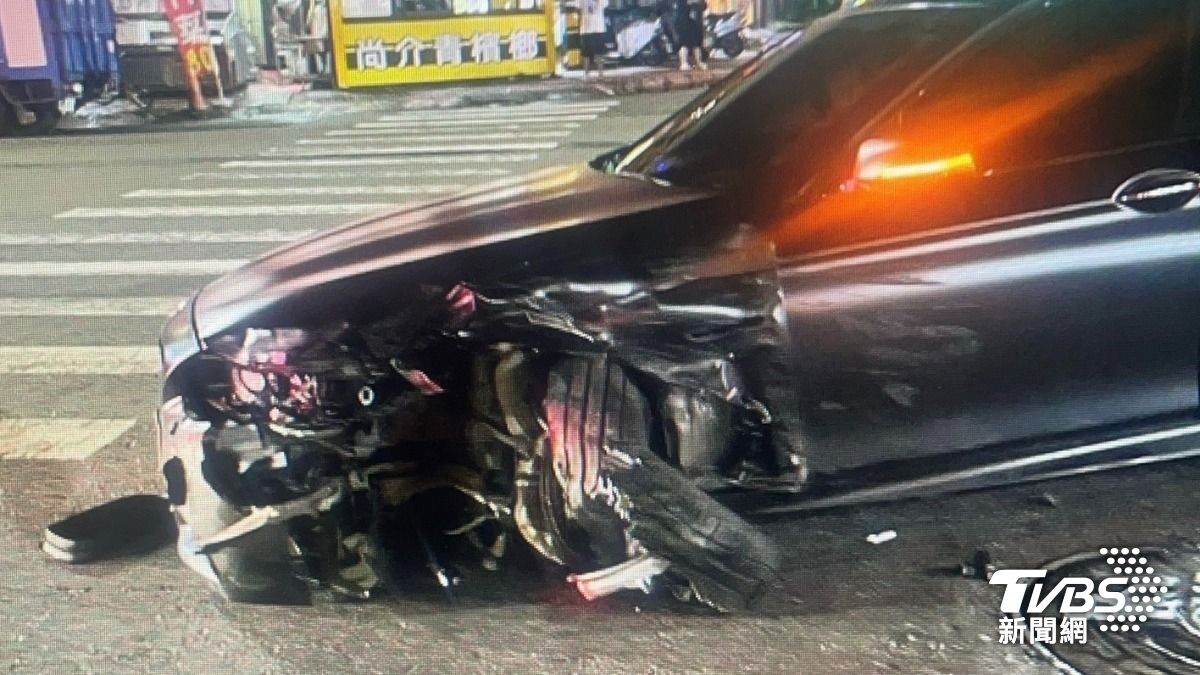 有片/高雄BMW男開車恍神 衝到對向「撞一團」3人受傷