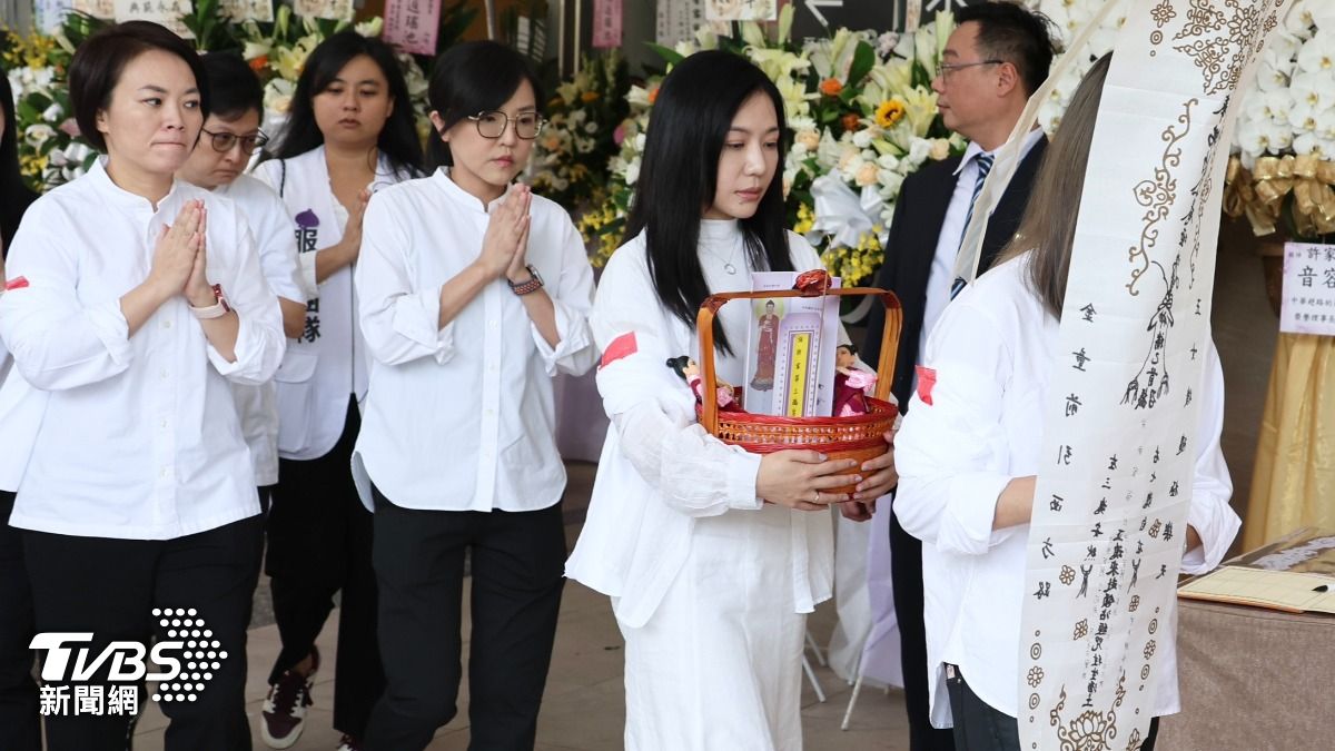許家蓓今告別式 吳沛憶一襲白衣、捧牌位悼念送別