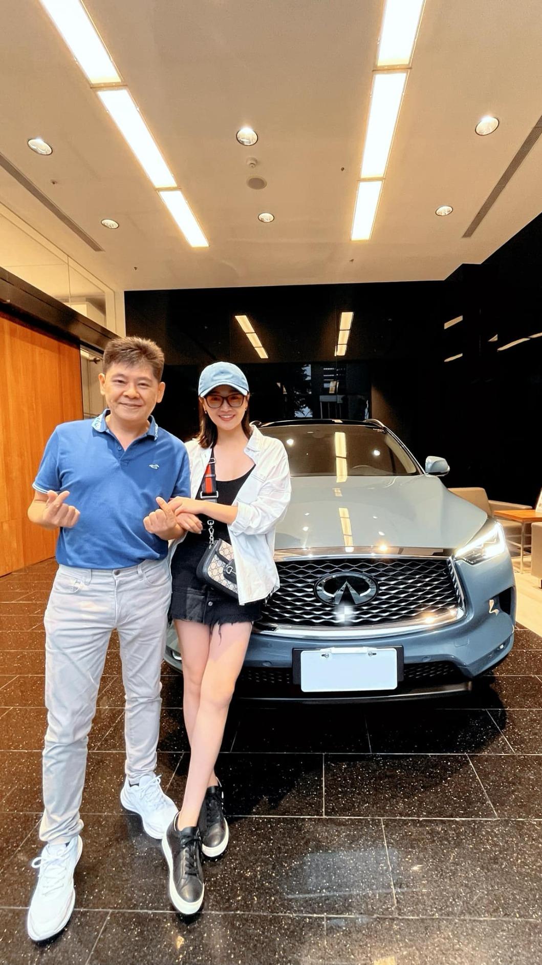 張文綺送給父親Infiniti QX50。(圖/翻攝自張文綺臉書)