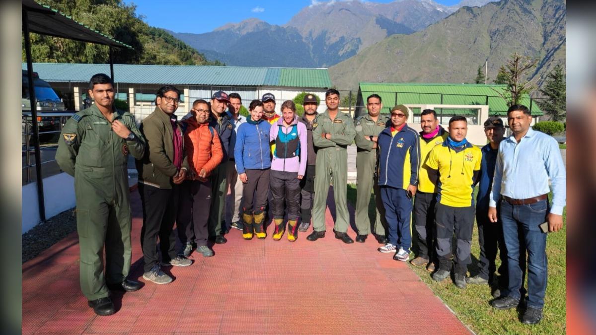 印度空軍多次派出直升機,前往喬坎巴山區搜索兩人下落,終於在第三天把兩人接下山。(圖/翻攝自X @IAF_MCC)