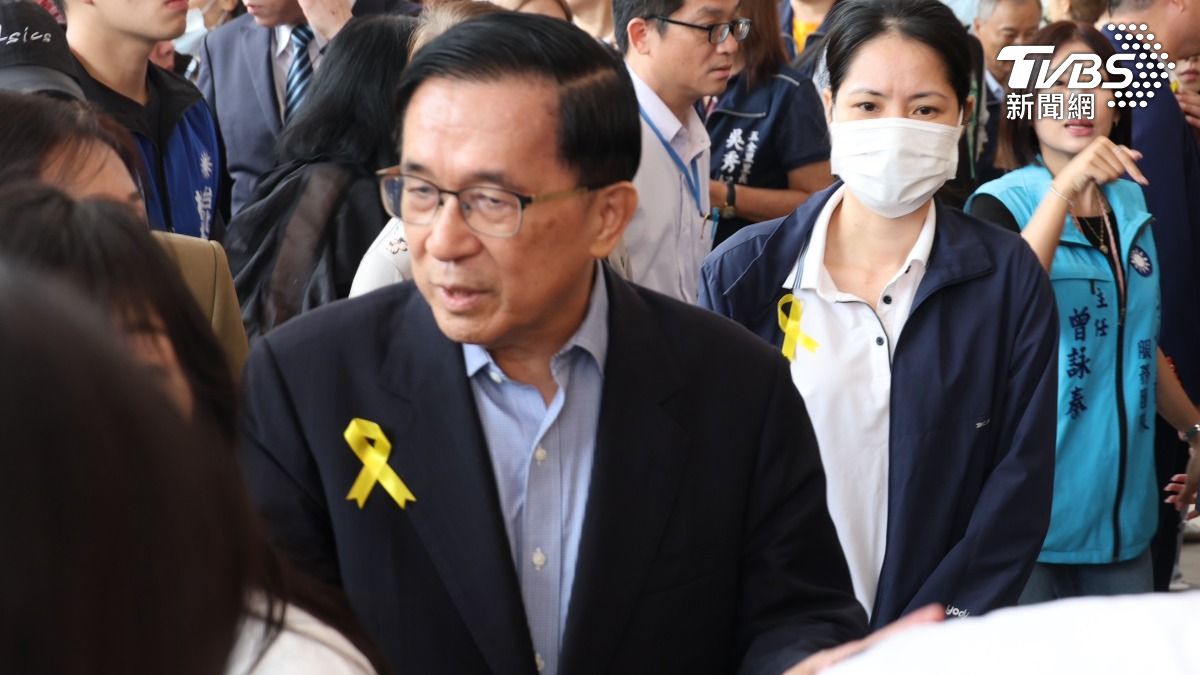 陳水扁低調現身許家蓓告別式 民進黨黨旗覆棺表揚