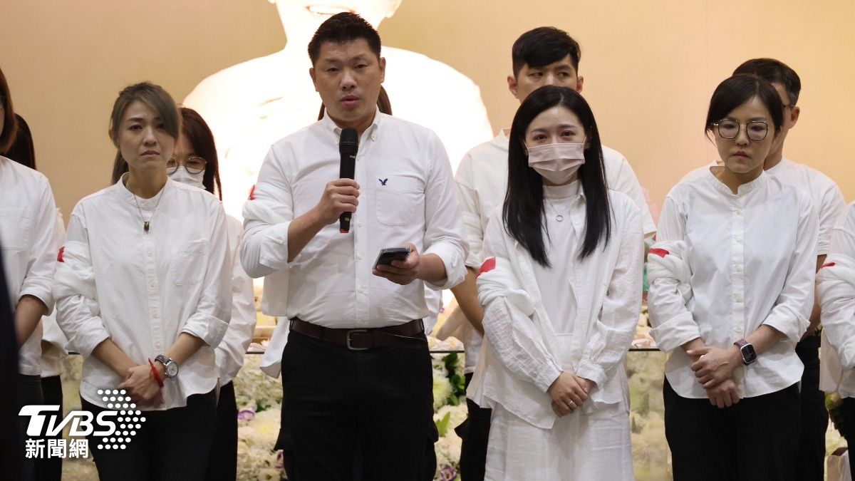 台北市議員王閔生(中)帶議會同仁與民進黨立委吳沛憶(右2)一同致謝詞。(圖/潘建樺攝)