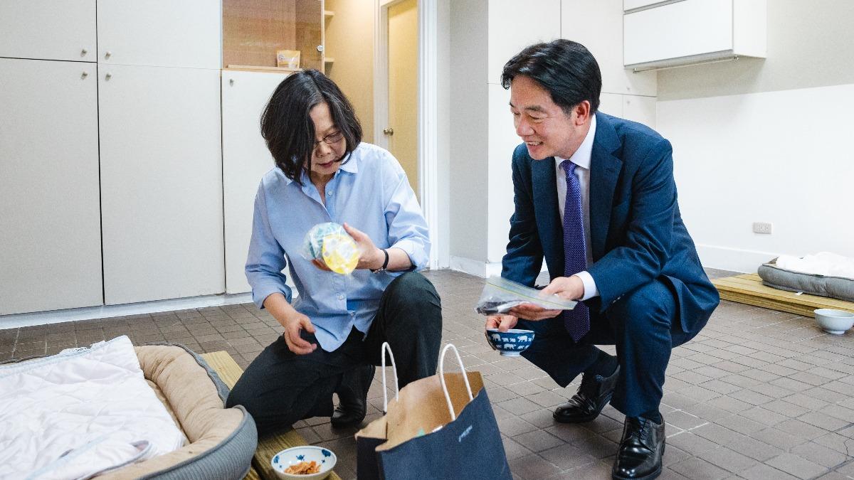 蔡英文準備自製牛肉乾、餵食器、玩具球等多項禮物要送給賴清德的兩隻愛犬。(圖/總統府提供)