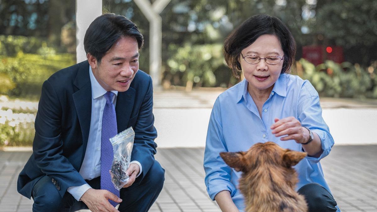 同框大談狗狗經!蔡英文「A」了自家毛小孩玩具球送賴清德愛犬