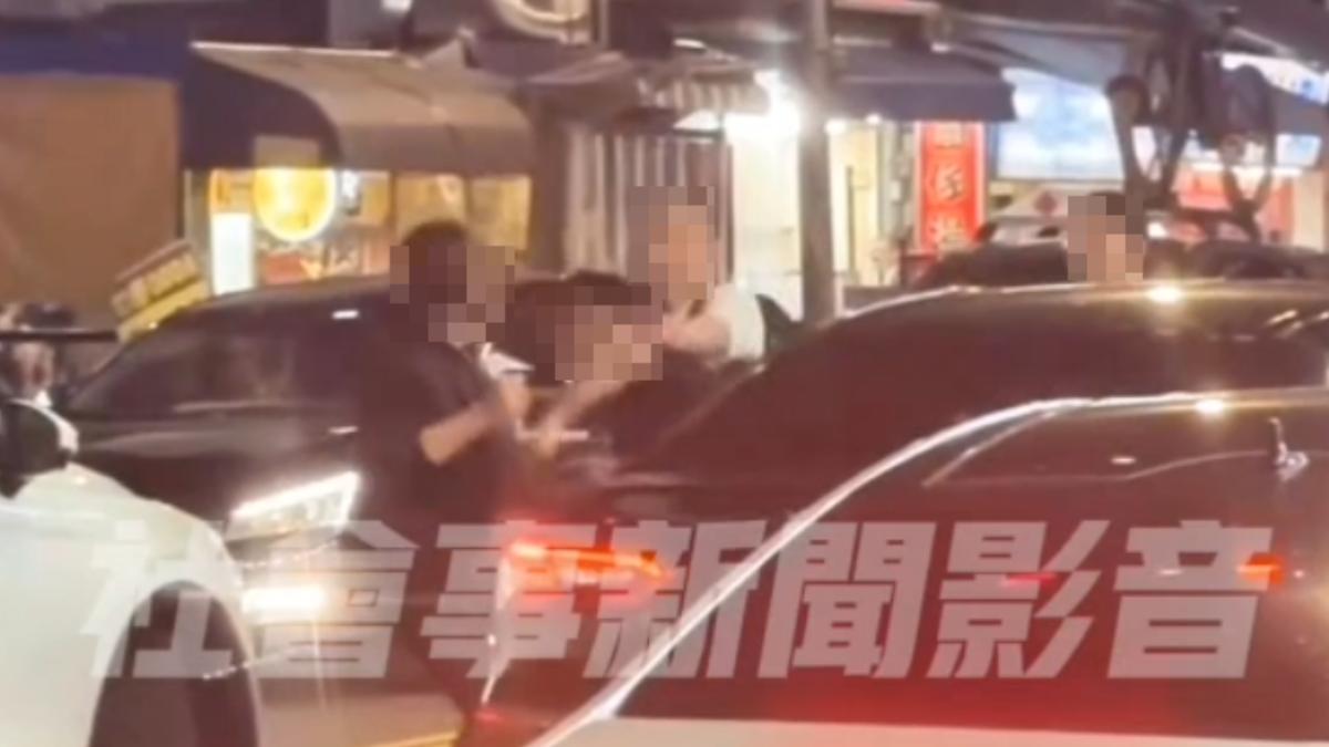 不能飲食!高雄白牌車司機慘遭3客圍毆 街頭大亂鬥畫面曝
