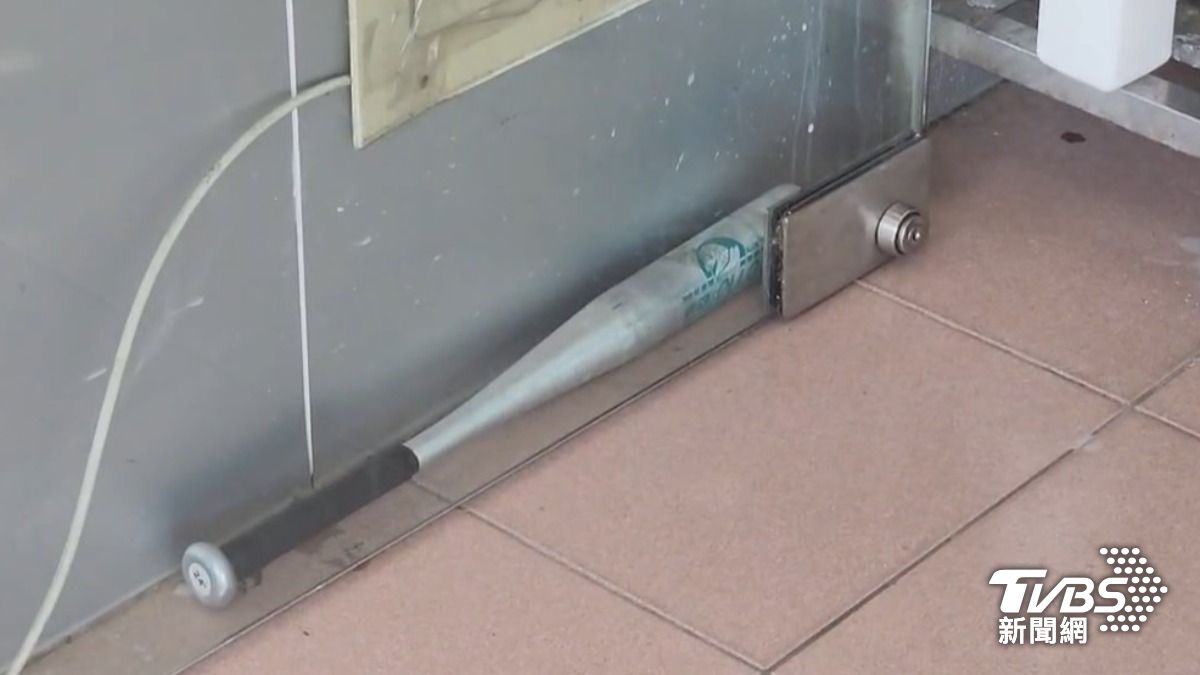 擺放在店內的鋁棒。(圖/TVBS)