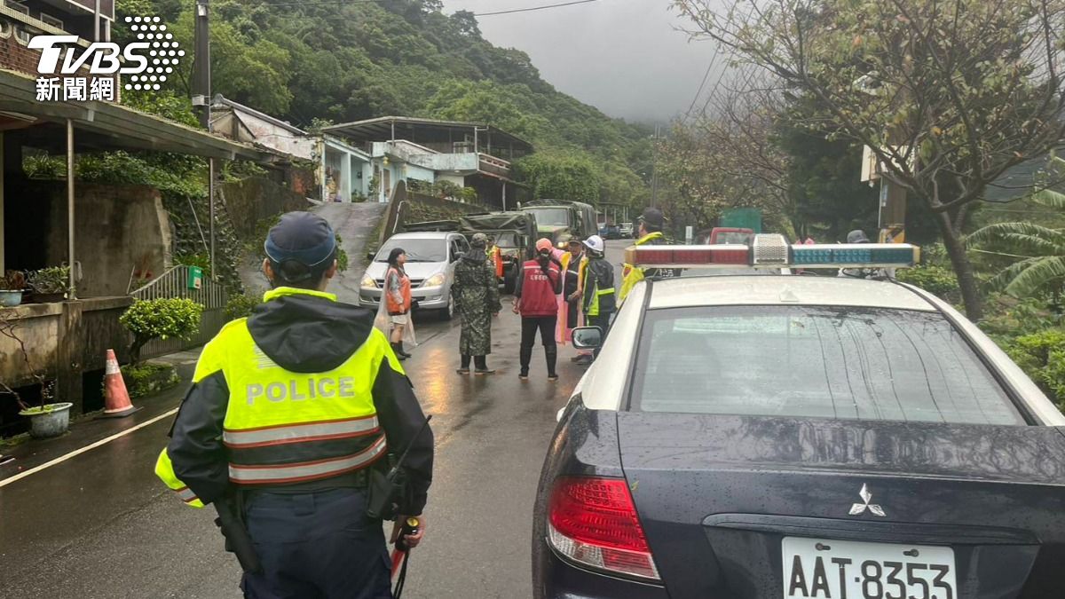 氣象署針對北海岸多處發布大雨特報,警方協助三芝八連溪附近居民撤離。(圖/TVBS)