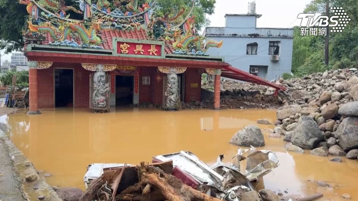快訊/金山萬里雨開炸!長興宮外又淹一片泥流、舊台2線落石