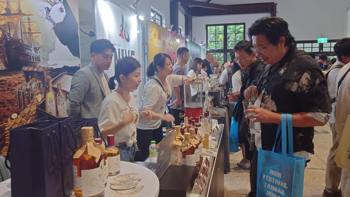 微醺生活!2024台灣蘭姆酒節 百款酒供試飲 逾700人參加