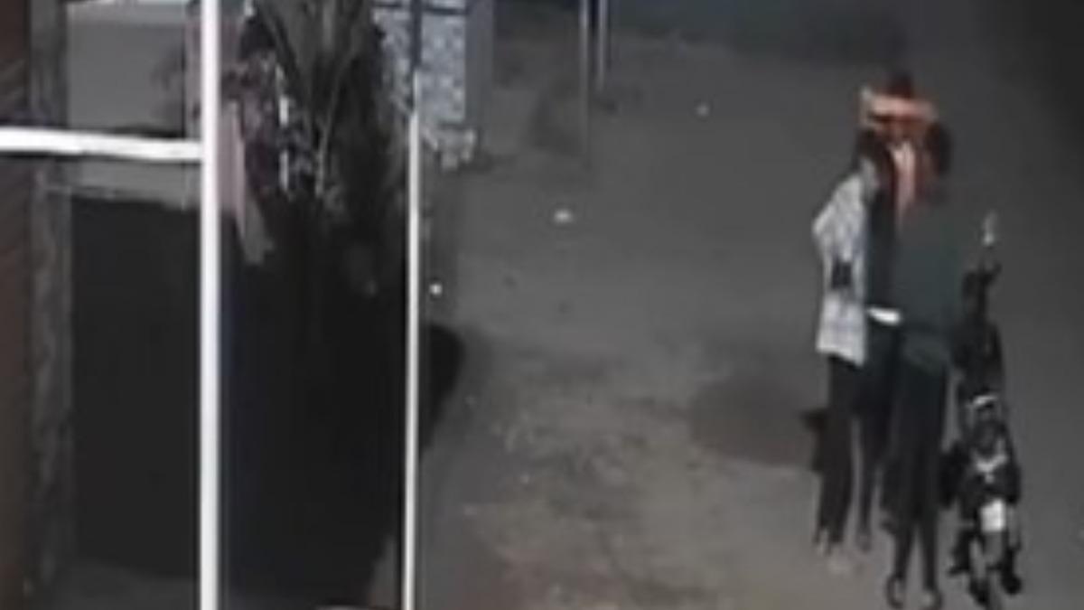 當地警方公布監視器畫面，3名嫌犯埋伏等待受害者。（圖／翻攝自 X pranaavj）
