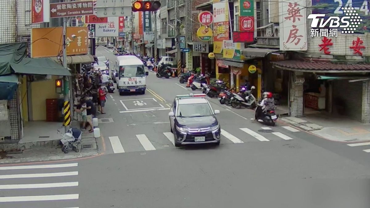 警車護送吳姓工人就醫。(圖/TVBS)