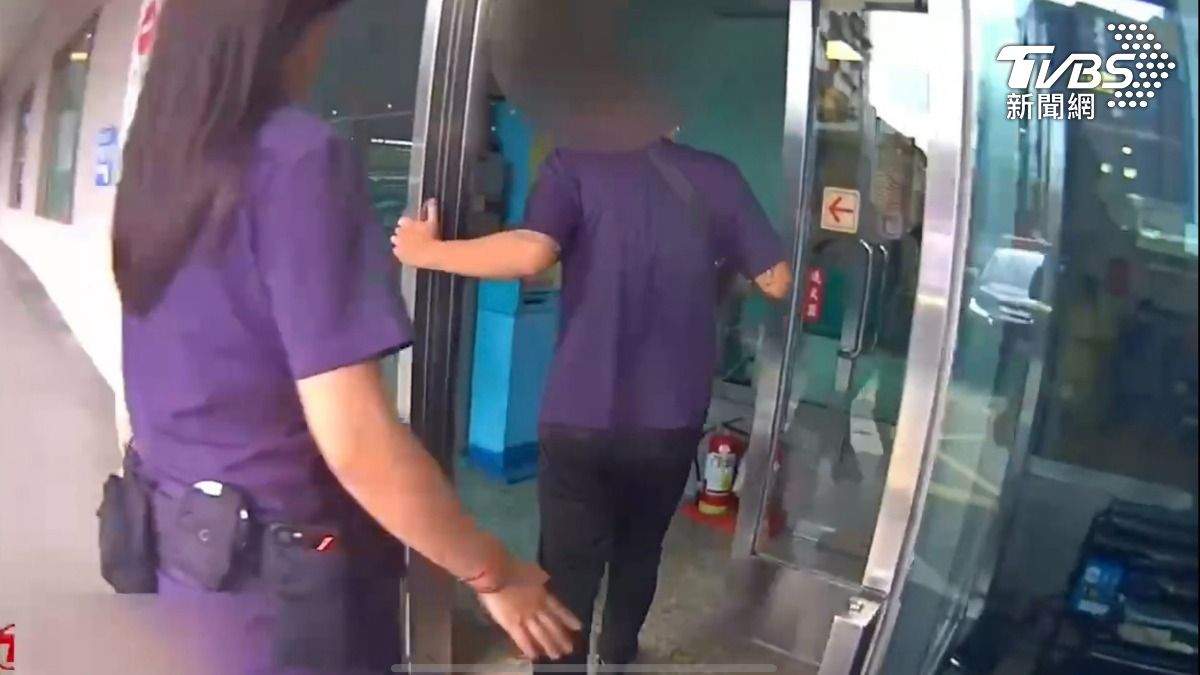 警員順利將吳姓工人護送就醫。(圖/TVBS)