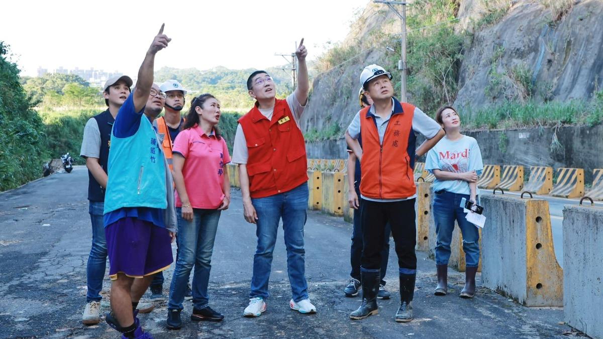 基隆因颱風來襲多處傳出災情,基隆市長謝國樑勘災。(圖/翻攝自謝國樑臉書)