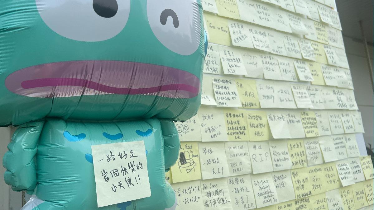 牆上貼滿同學們寫下的小卡。(圖/民眾提供)
