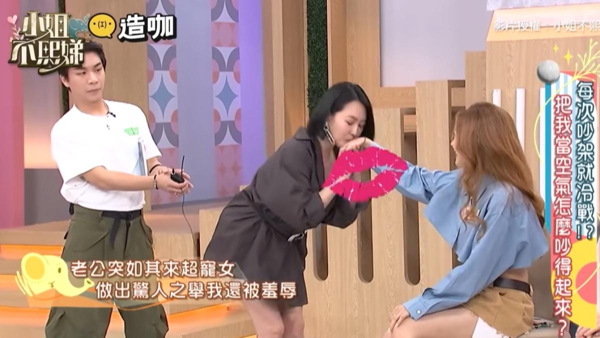 小S示範老公親女兒的手。(圖/翻攝小姐不熙娣YouTube)