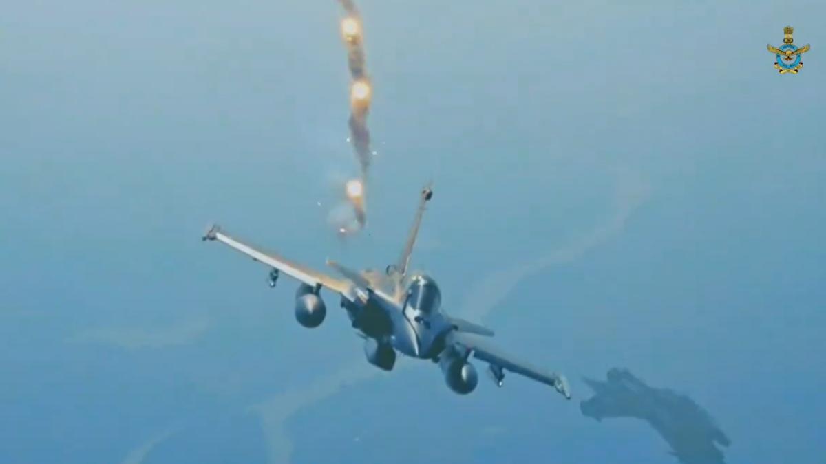 印度空軍也派出最新型的法規疾風戰機,在清奈航空展進行表演。(圖/翻攝自IAF粉專)