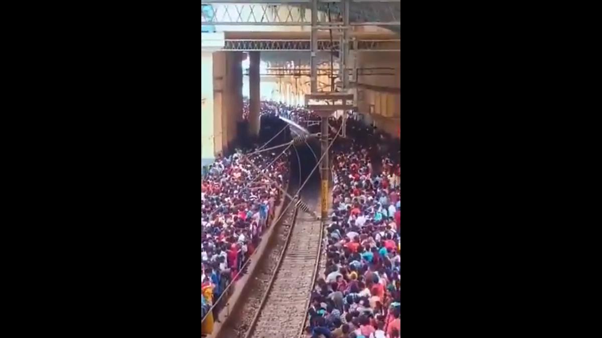 不只航空展會場極度擁擠,從清奈火車展月台開始,就塞滿非常可觀的人潮。(圖/翻攝自X @karandarda)