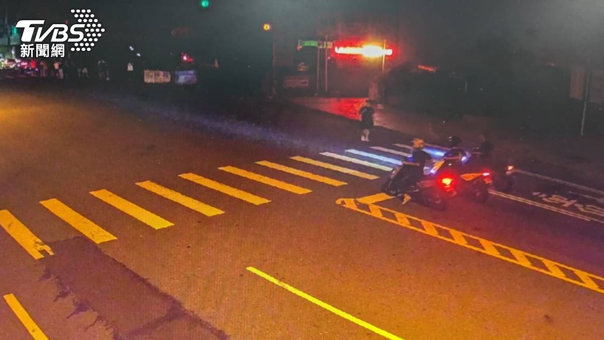 警方發現2車車牌用膠帶黏起來。(圖/TVBS)