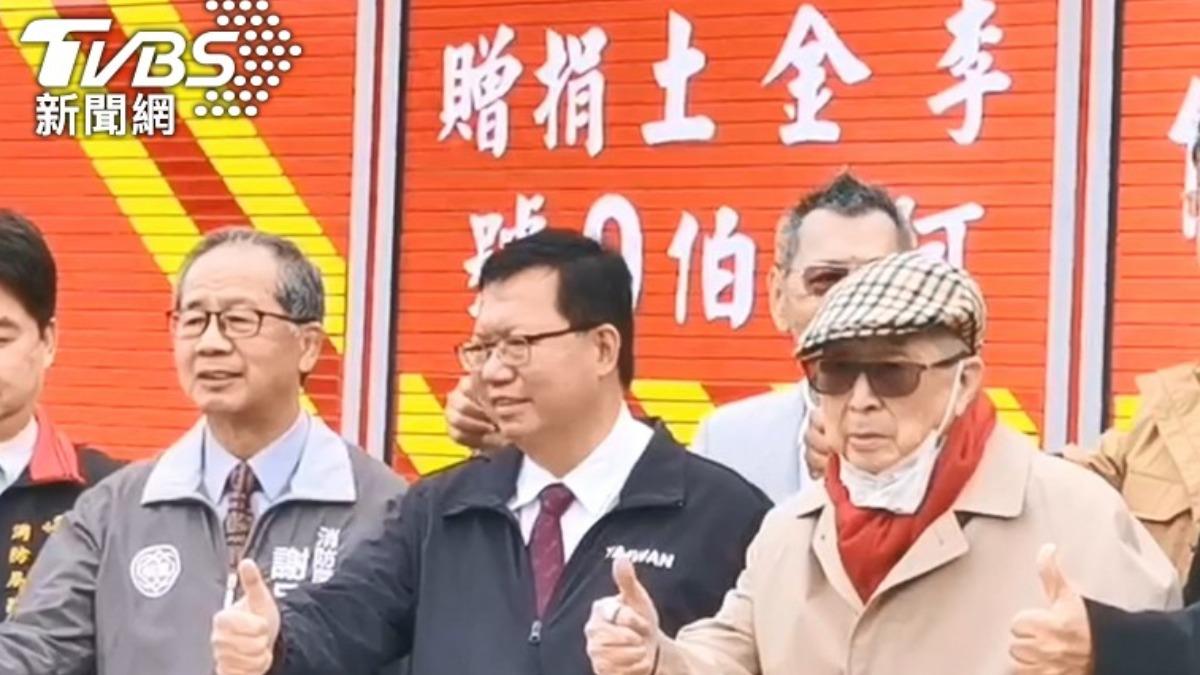 股市名人「阿土伯」（右一）2021年捐贈22輛消防車。（圖／TVBS）