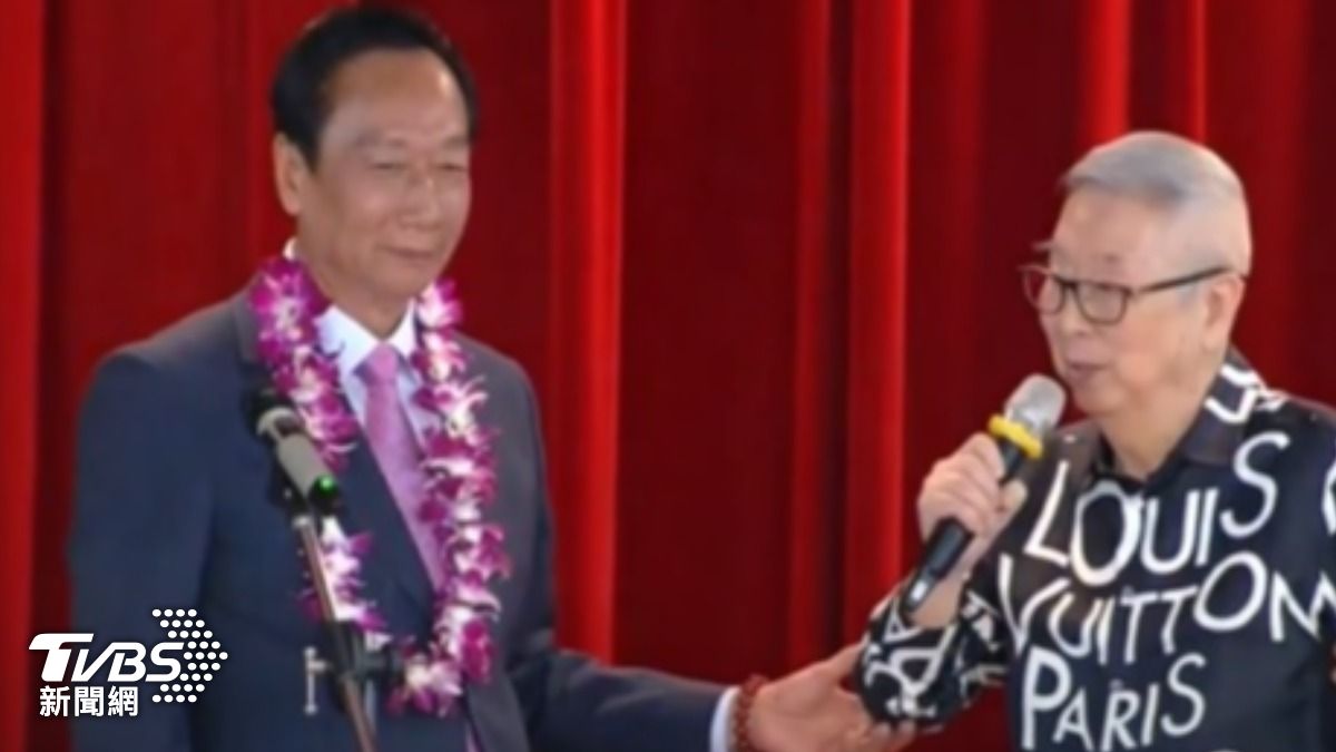 鴻海創辦人郭台銘（左）2019年出席股東會，攙扶阿土伯（右）。（圖／TVBS）