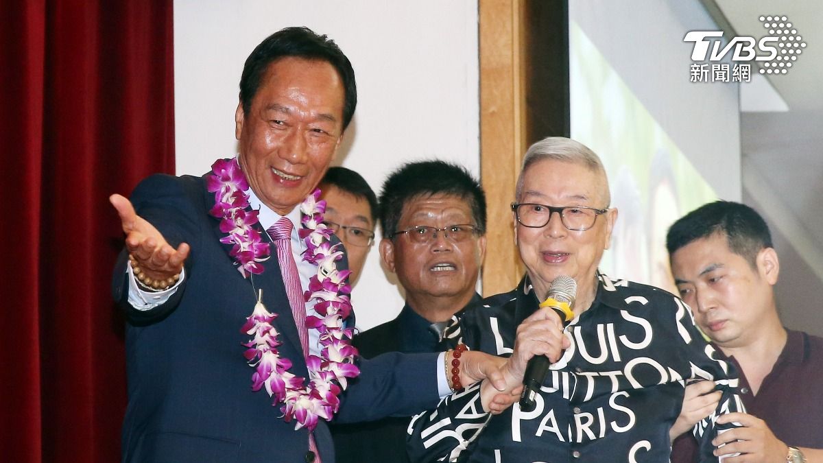 不只「散戶代言人」!阿土伯當義消做公益 豪捐22輛消防車