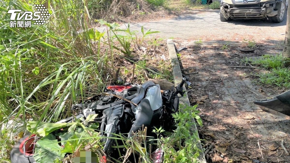 右轉轎車撞上直行機車!東華男大生噴飛墜草叢傷重不治