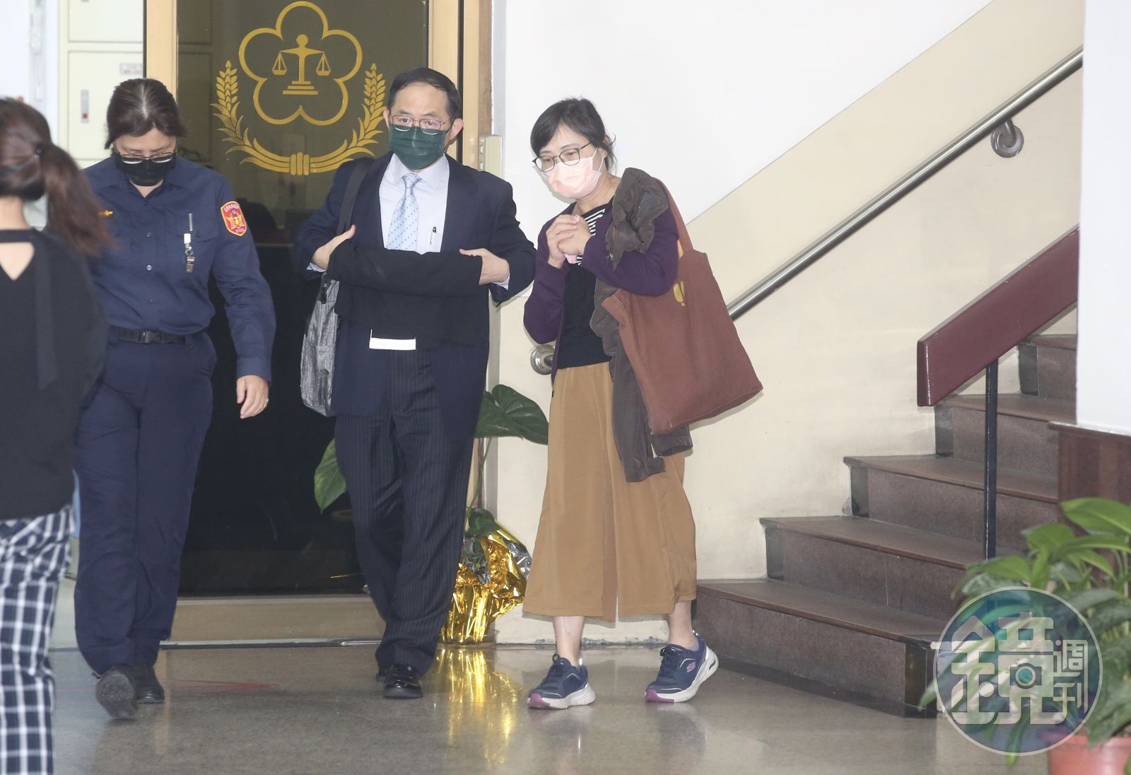 陳水扁前總統貪汙案中的關鍵帳房陳鎮慧（圖）認罪，並協助解密USB隨身碟帳冊，獲判免刑。台北市議員應曉薇（前）逃亡前在台中機場被拘提後羈押，同一時間，柯的貼身帳房「橘子」許芷瑜已抵達日本。（圖／鏡週刊）