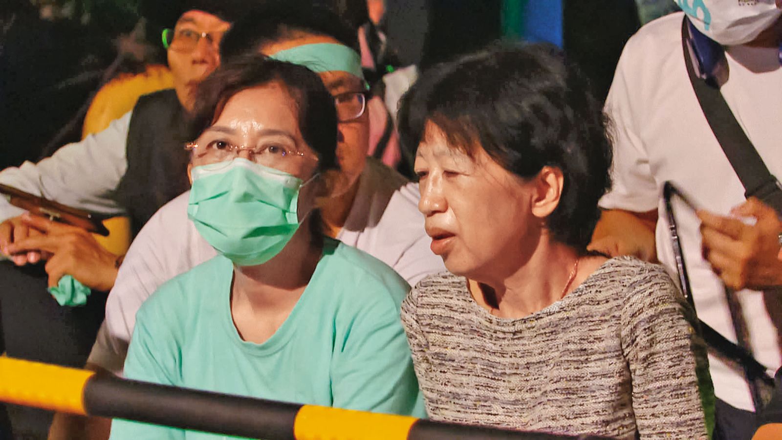 陳佩琪（右）到台北看守所附近聲援老公柯文哲，她涉以ATM存現金方式處理京華城賄款，遭調查中。（圖／鏡新聞提供）