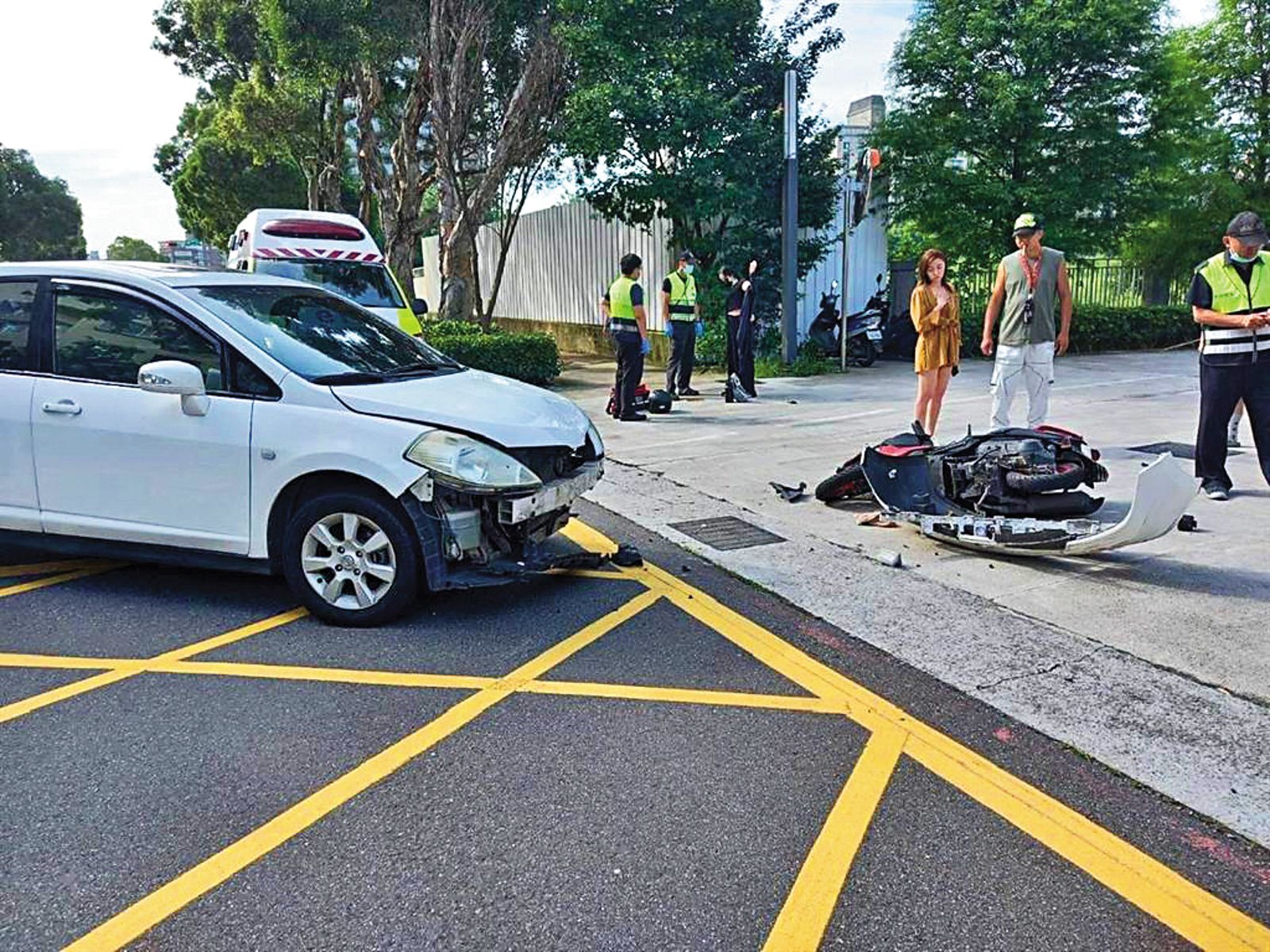 王瞳去年6月在民視停車場入口與機車發生車禍。(圖/民視提供)