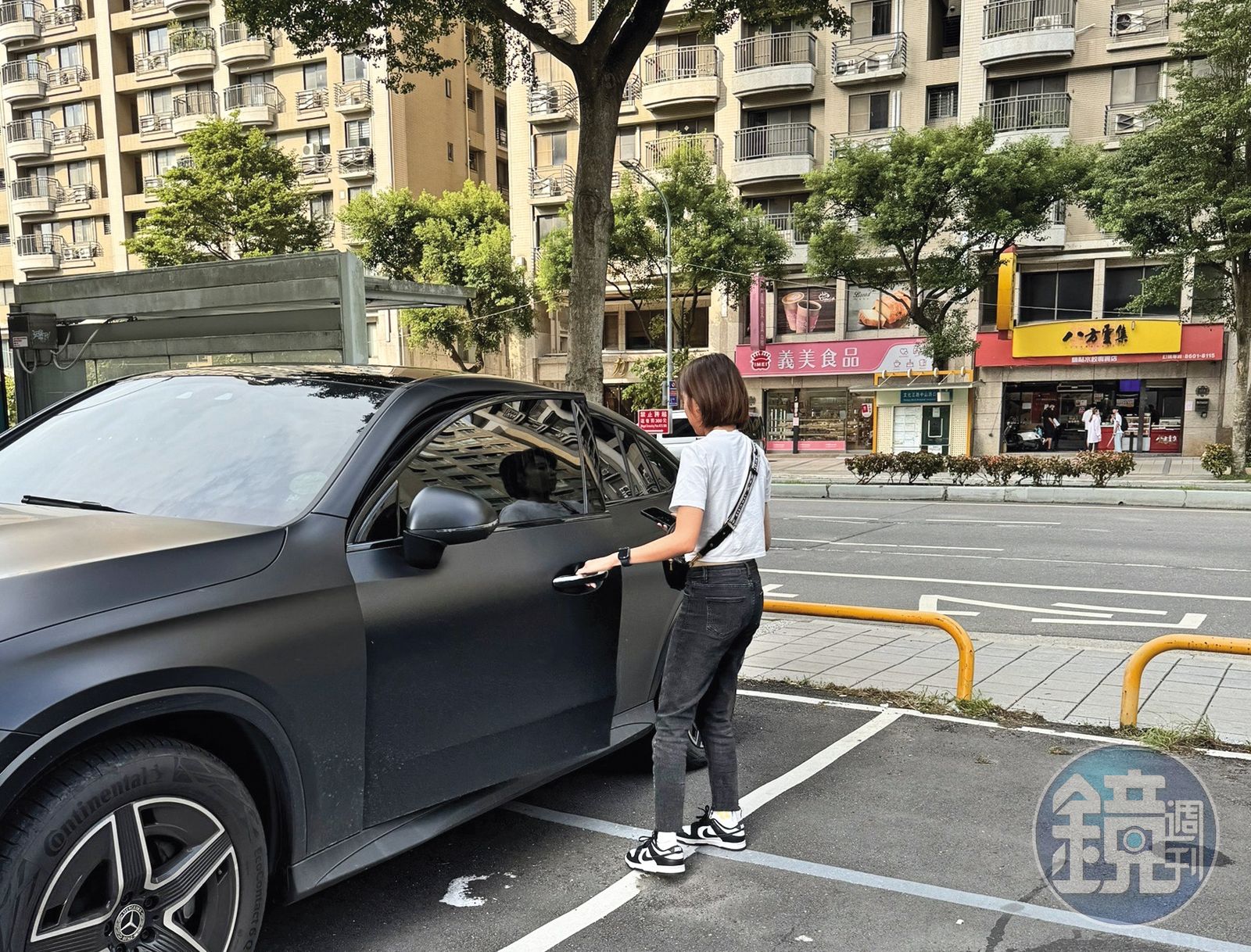 王瞳和友人聚餐時,被目擊悄悄換了新車。(圖/讀者提供)