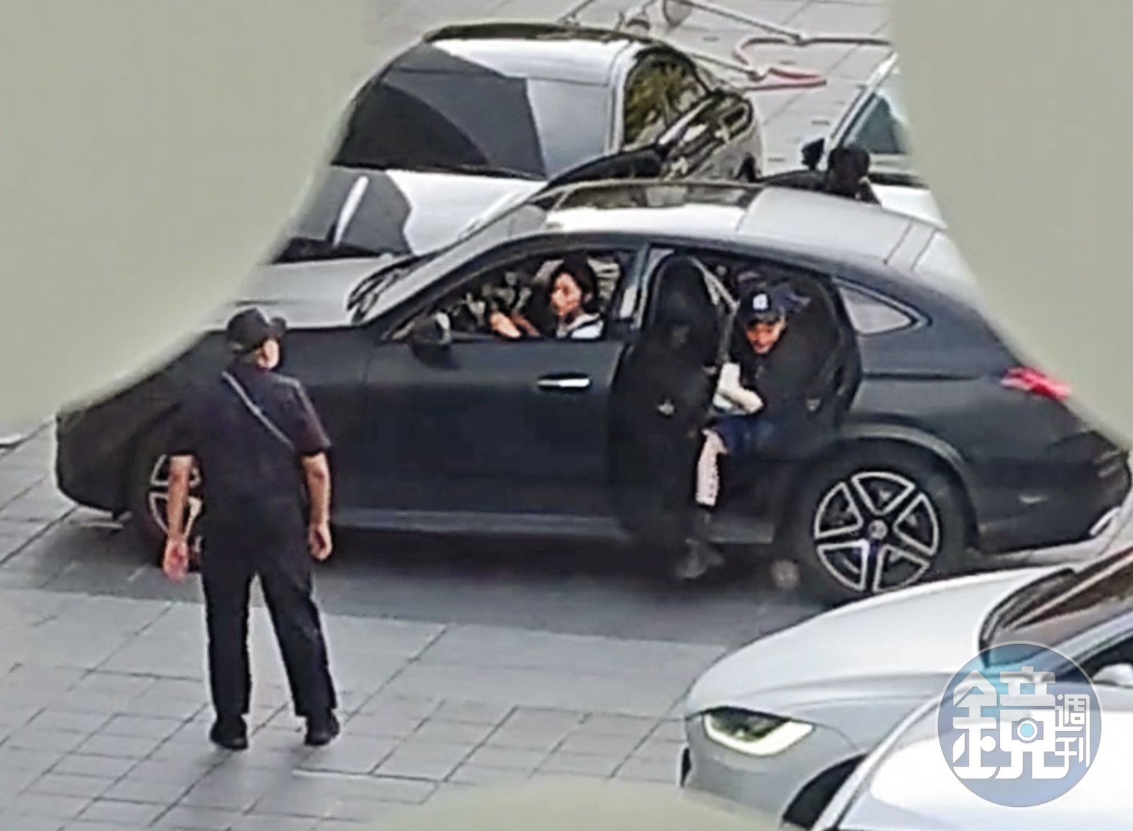 王瞳和友人聚餐時,被目擊悄悄換了新車。(圖/讀者提供)