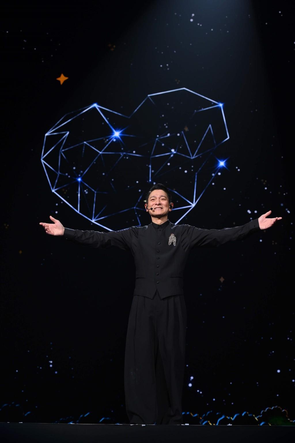 劉德華在演唱會笑說:「請大家別提早離場,一定要陪我瘋到底呀!」(圖/星島日報)