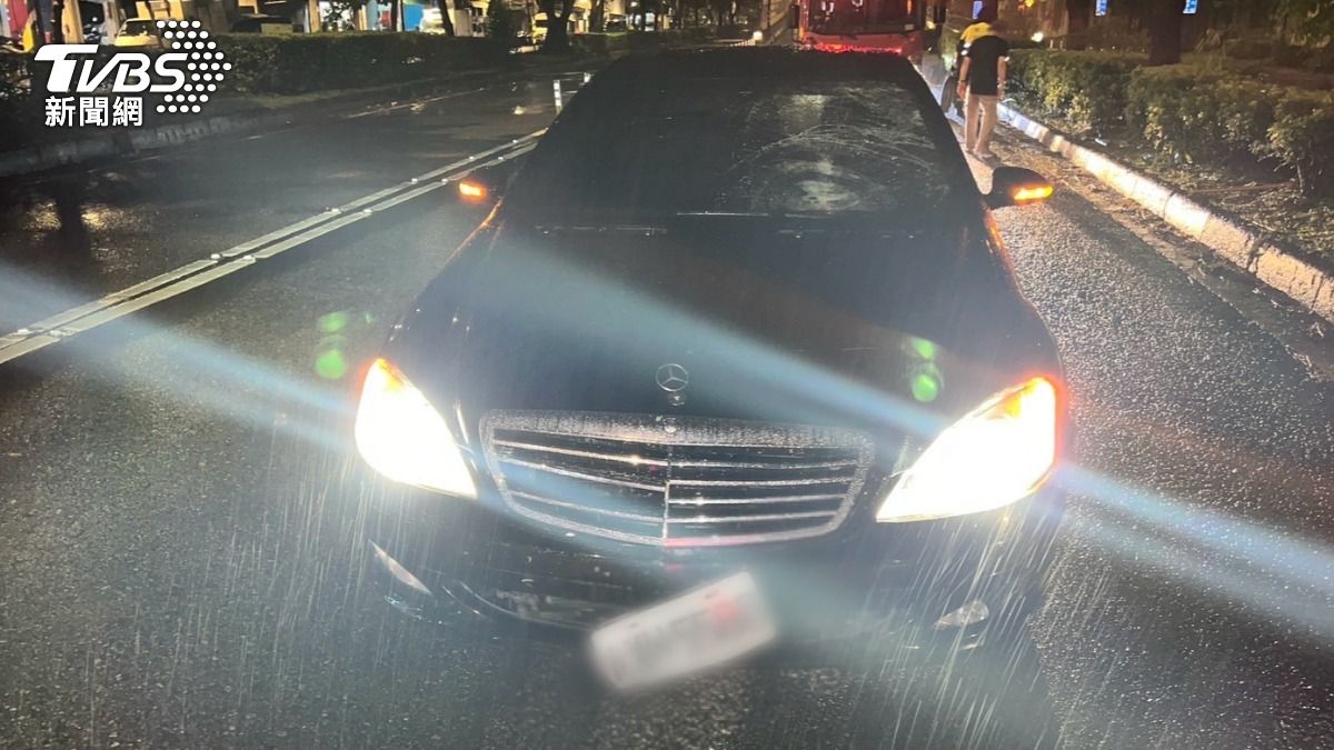 賓士車疑因天色昏暗又下雨,無法及時發現老翁導致發生撞擊。(圖/TVBS)