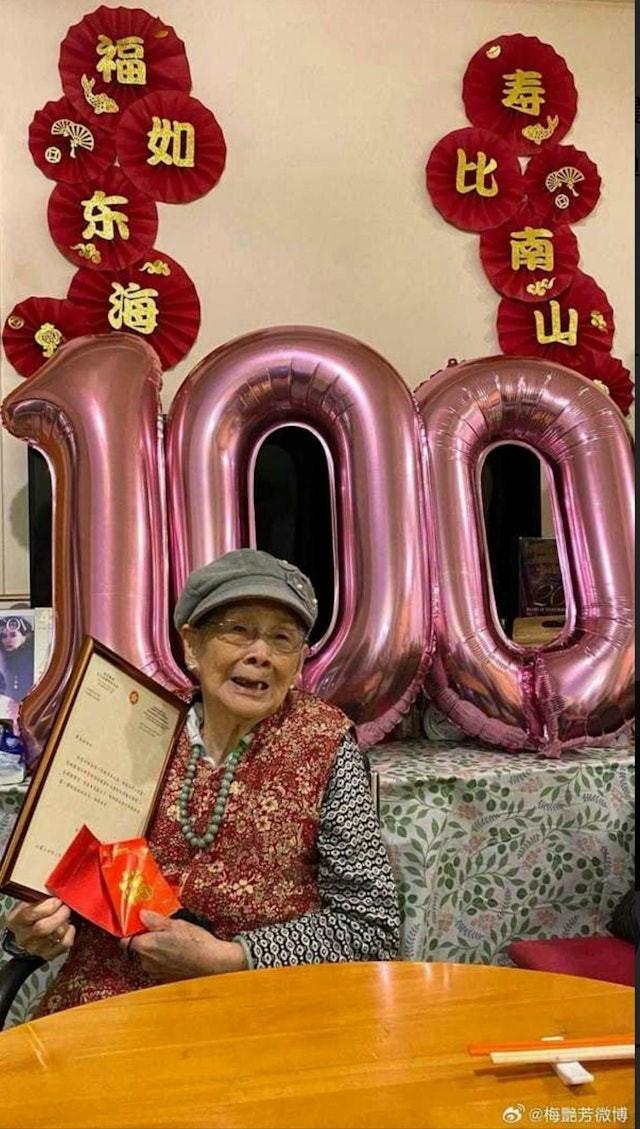 梅媽半年前慶祝完100歲生日,精神奕奕。(圖/翻攝自梅艷芳微博)