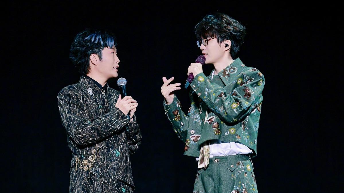 李玉剛(左)擔任許嵩的演唱會嘉賓,卻遭網友嫌棄表演划水、唱得不夠好。(圖/翻攝自許嵩微博)