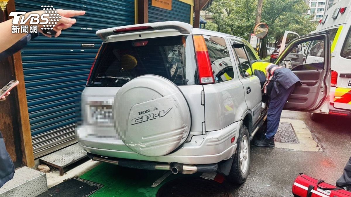 快訊／北市松山休旅車撞進土魠魚羹店！闆娘遭攤車壓傷　駕駛送醫不治