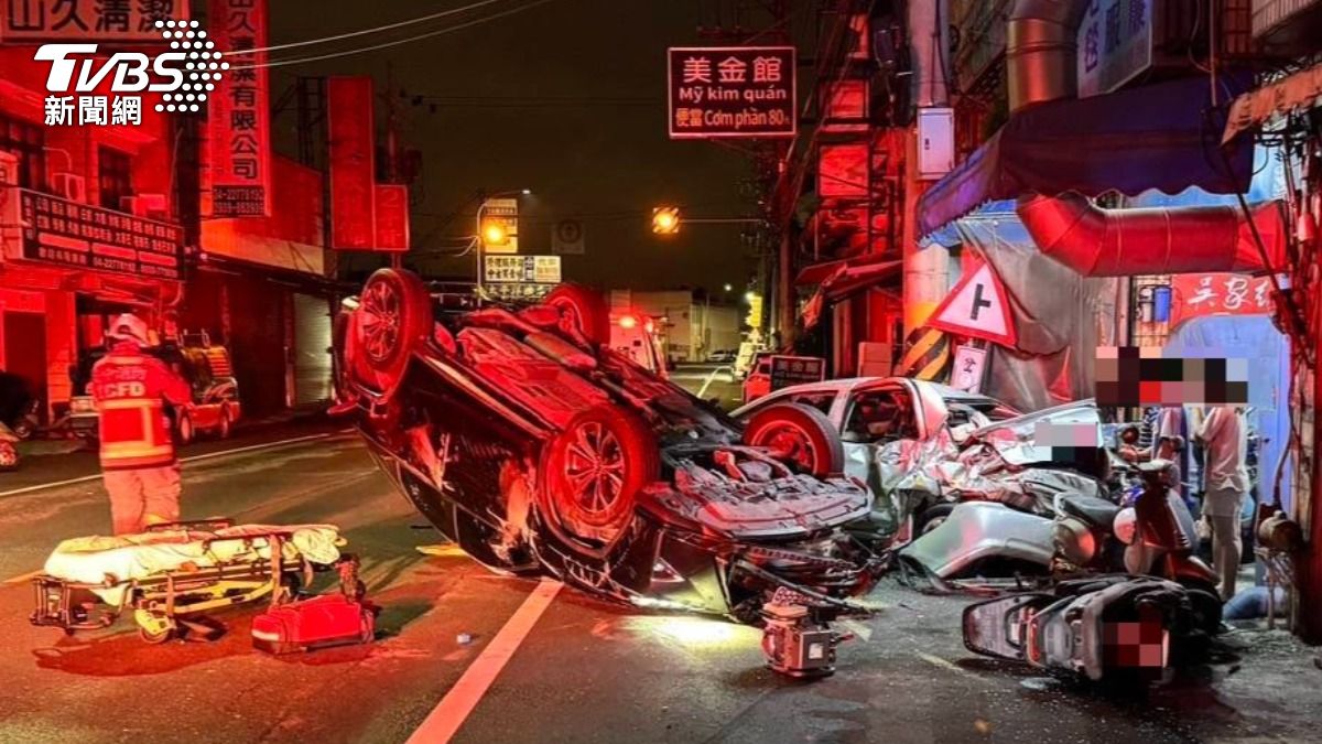 有片/歸剛欸!台中轎車骨牌式毀8車 醉男受困左手斷了