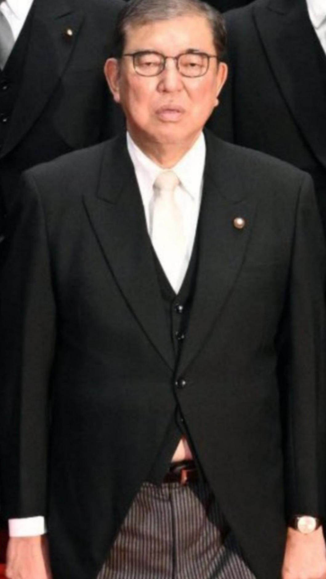 日本新首相石破茂的衣著引發討論。(圖/翻攝自X@RetirementSemi)