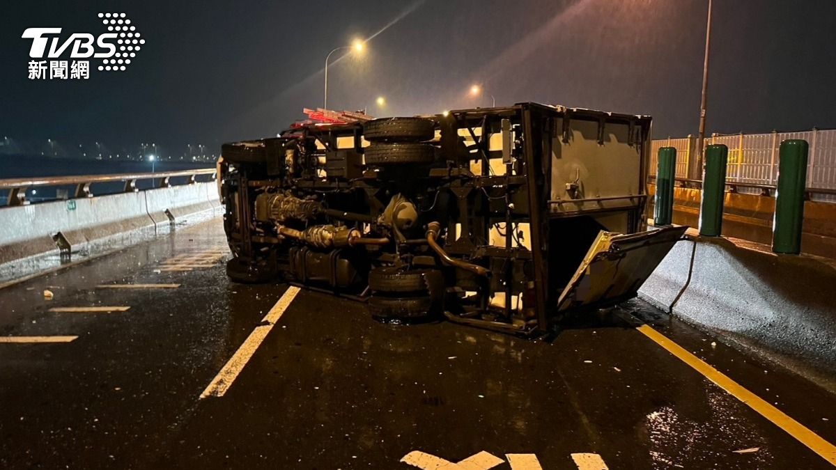 台64連環事故！貨車打滑自撞翻覆　後方來車急剎又被追撞