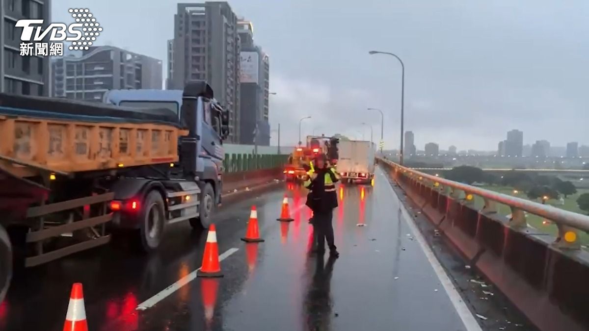 台64快速道路發生連環事故，警方在現場交管。（圖／TVBS）