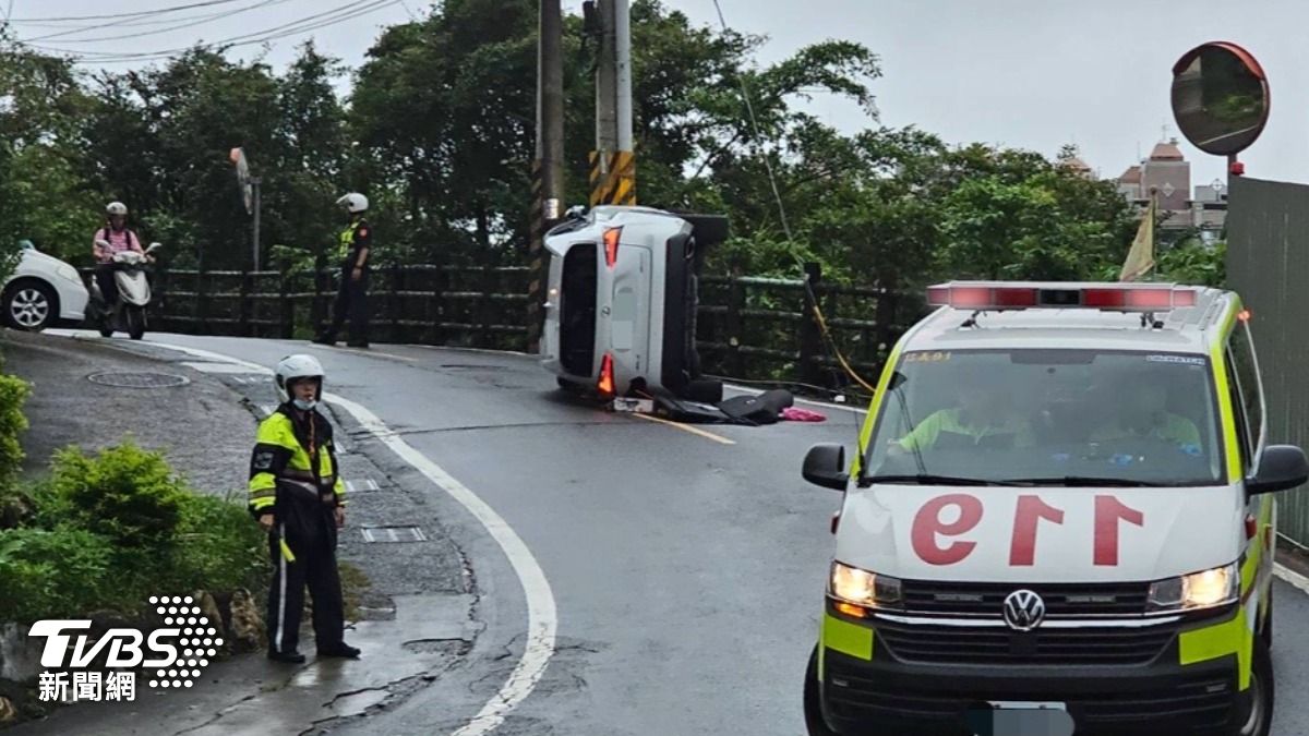 好危險！基隆媽「渾身酒氣」載孩上學　自撞翻車慘卡車內
