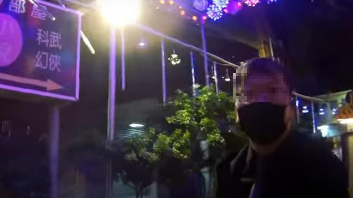 未禮讓險撞!新北沒品騎士安全帽狂K路人 嗆罵三字經後落跑