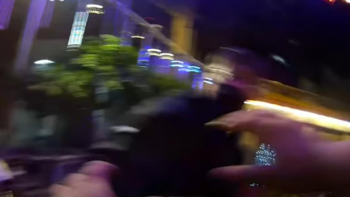 蘇姓騎士持安全帽攻擊少年。（圖／翻攝WoWtchout - 地圖型行車影像分享平台）