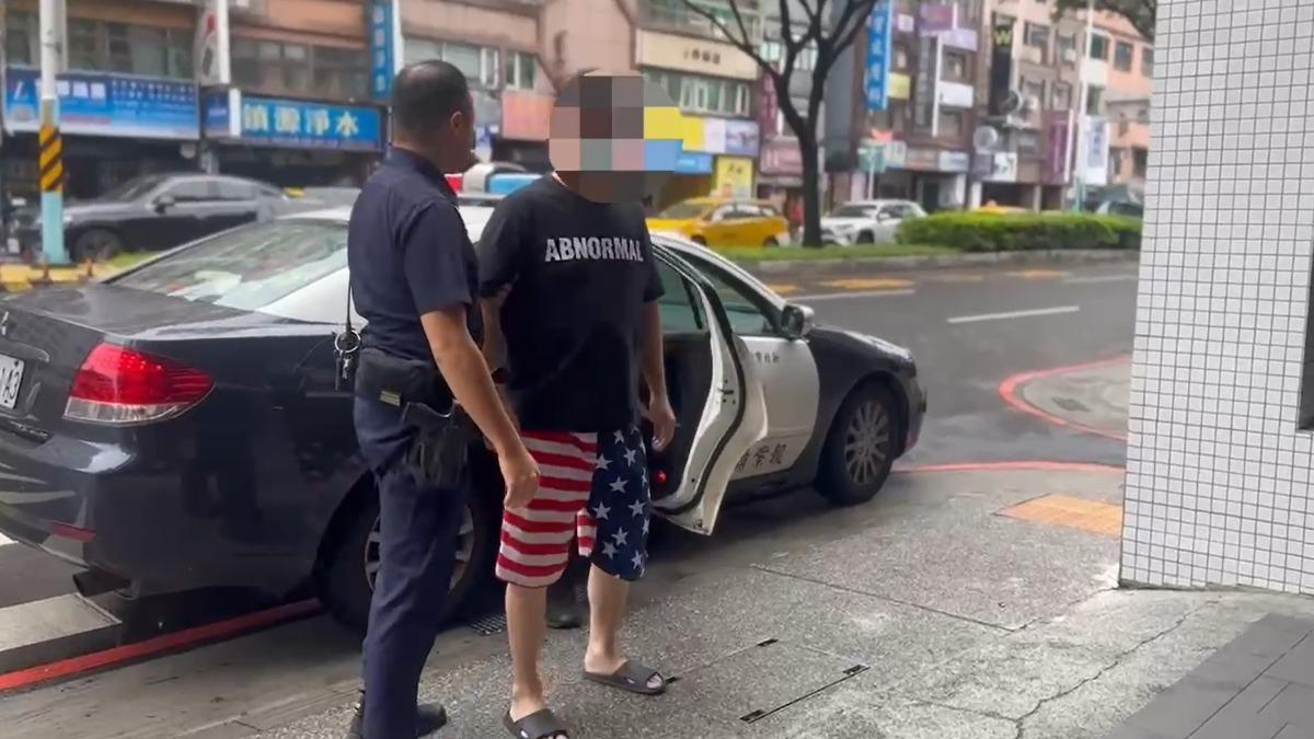 蘇姓騎士被警方帶回偵辦。（圖／TVBS）