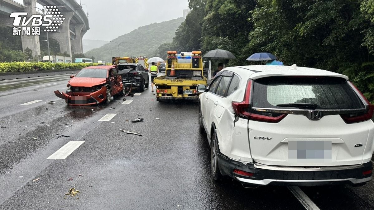 快訊/國道1號林口段大貨車追撞 害9車撞一團2婦送醫搶救