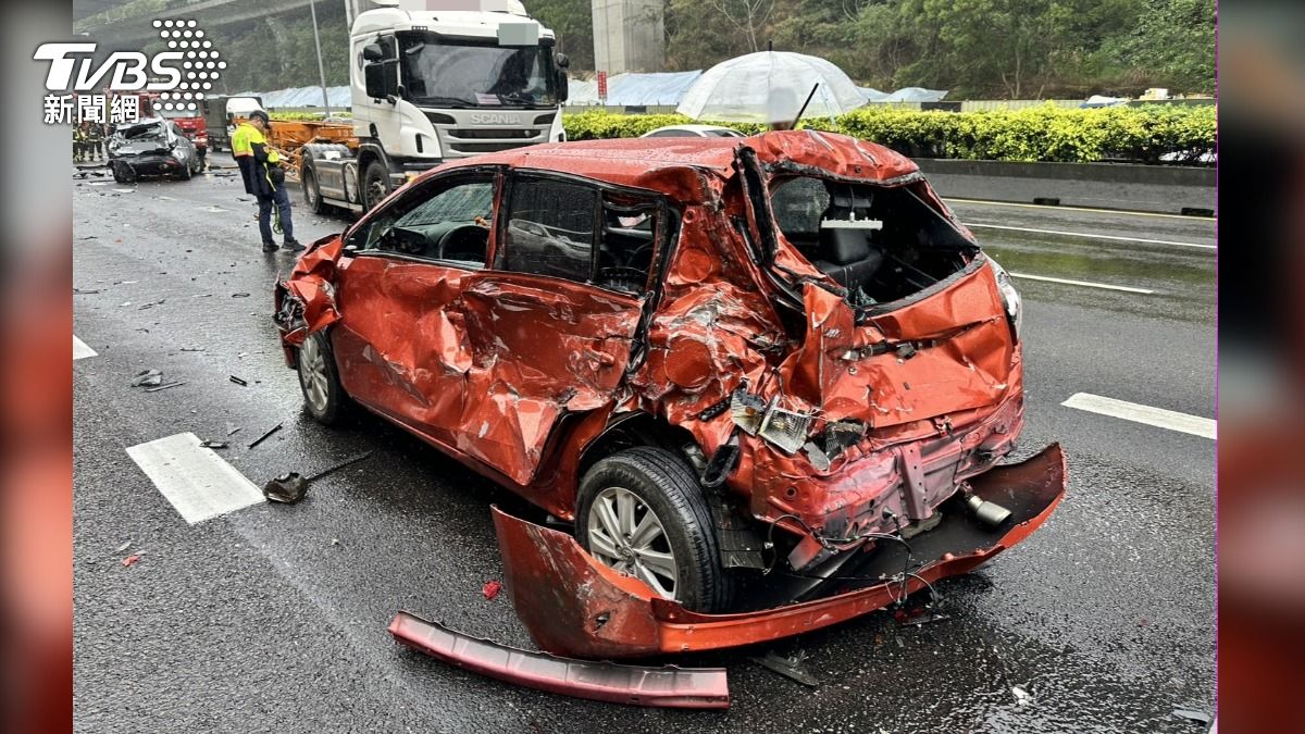 國道1號林口路段發生9車追撞事故。（圖／TVBS）